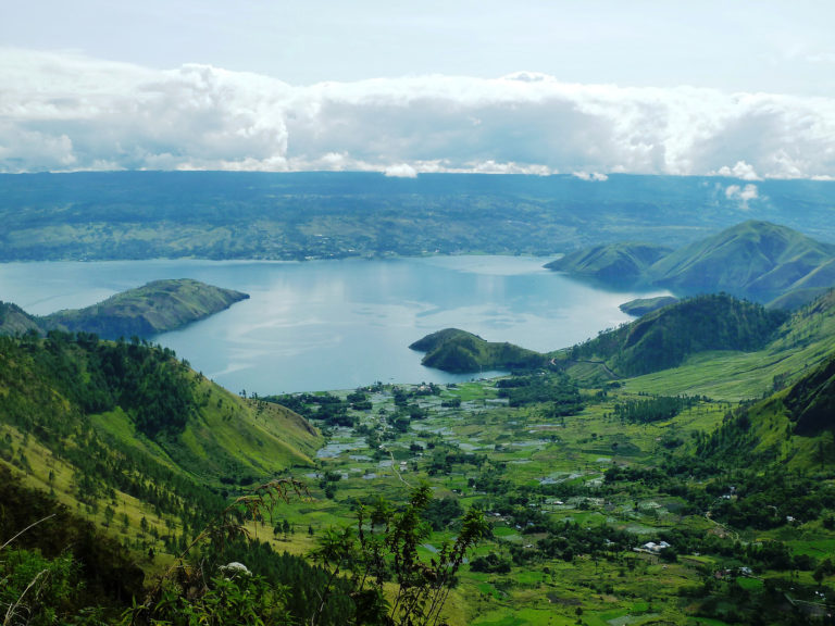 Vue sur le lac  Toba  depuis Tele Sumatra  Indon sie 